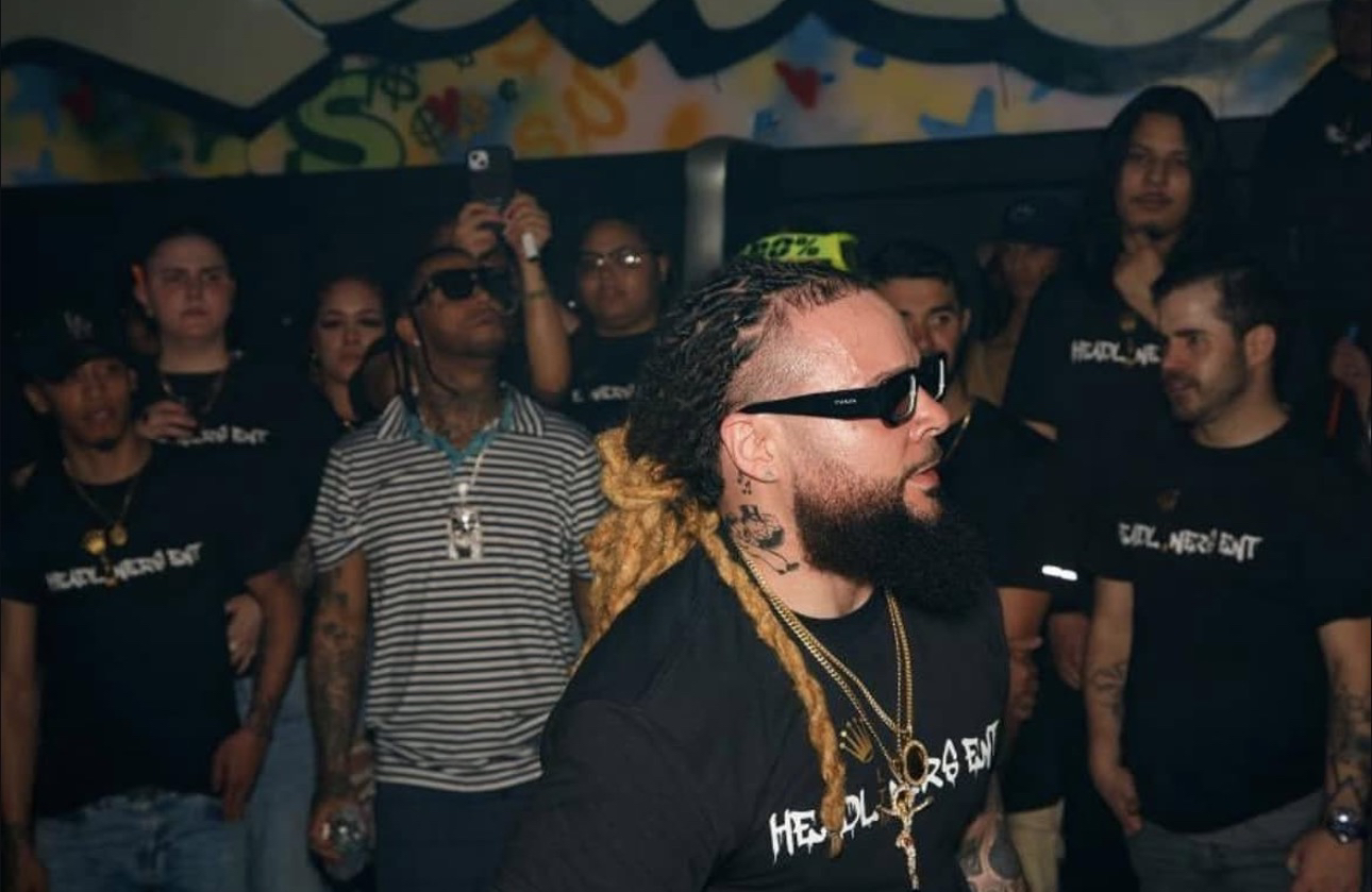Mula Monopoly junto a su equipo, con camisetas de "HEADLINERS ENT"