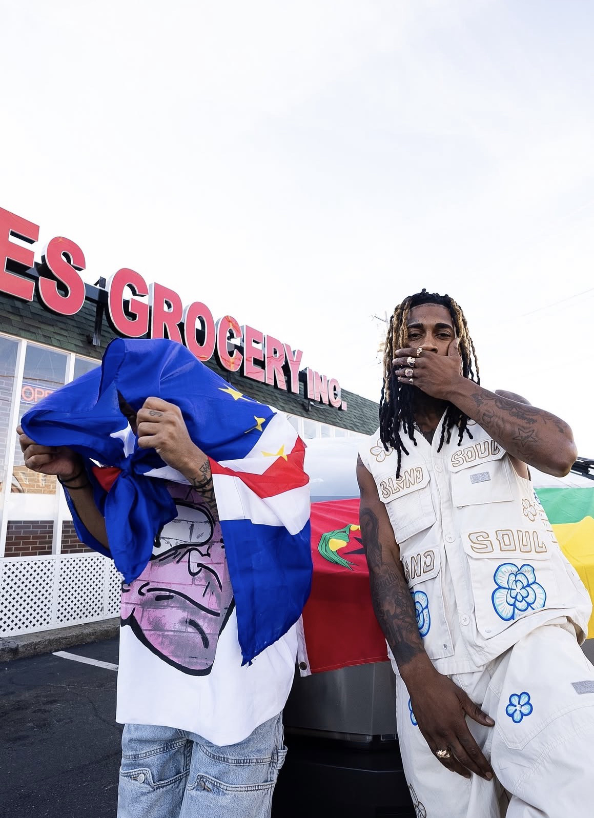 DTheFlyest sosteniendo una bandera de Cabo Verde