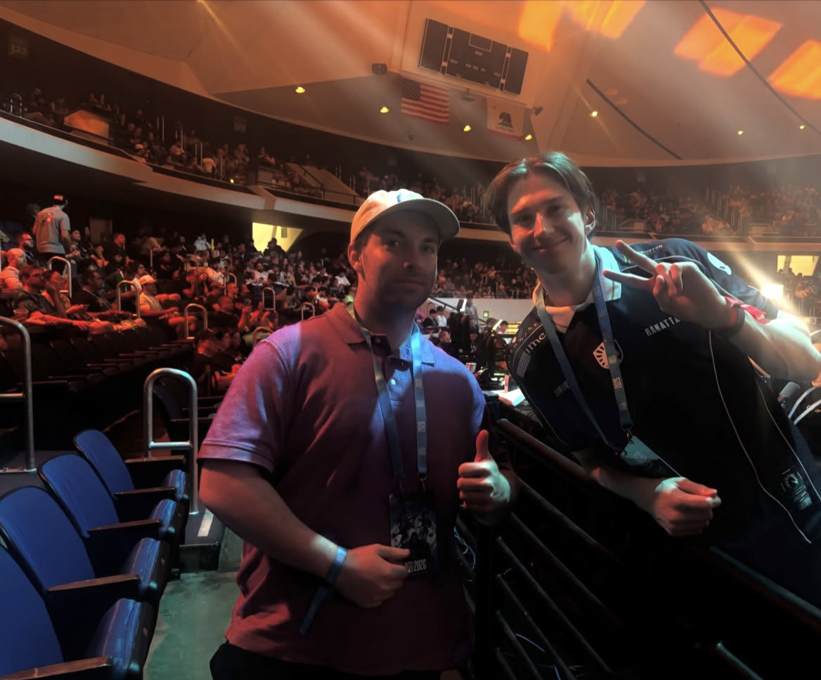 Dos hombres con credenciales en las gradas de un evento de esports