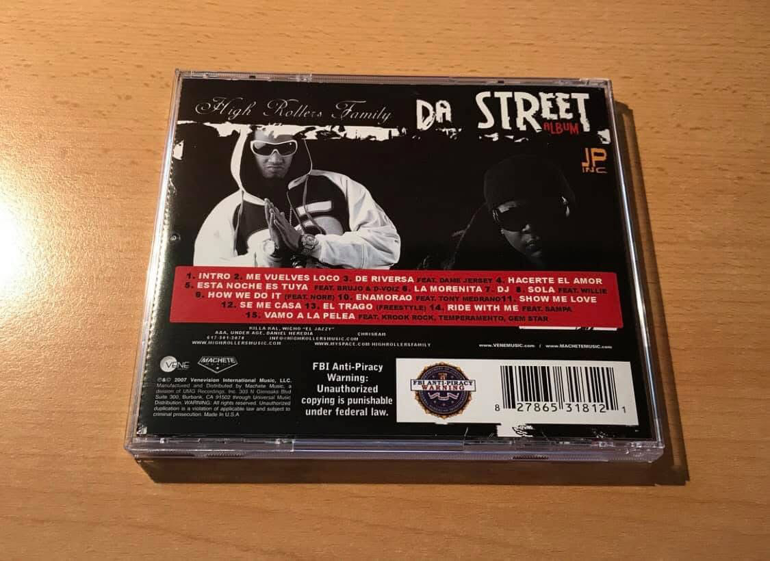 Contraportada de "Da Street Album": lista de canciones, incluyendo la pista 5, "Esta Noche Es Tuya," con la participación de Brujo & D Voiz.