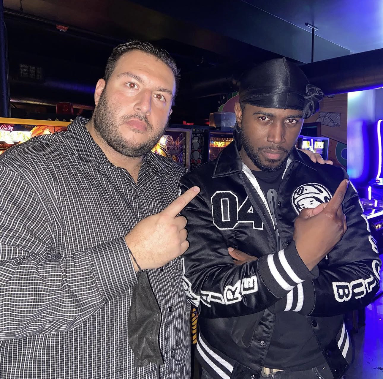 Zaiyken junto a DeanSoCool en una sala de juegos recreativos