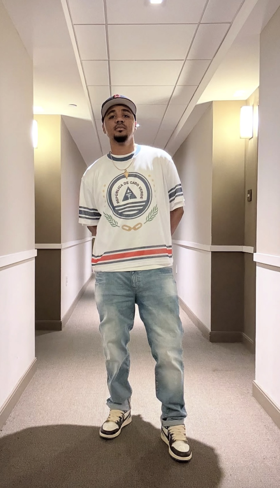 AyyDot con una camiseta de la selección de Cabo Verde