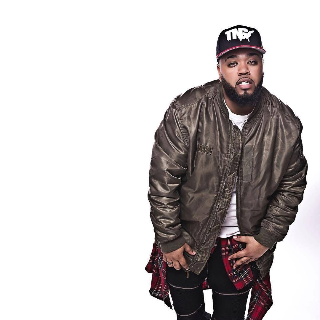 Fingaz en una sesión de fotos, con gorra y chaqueta bomber