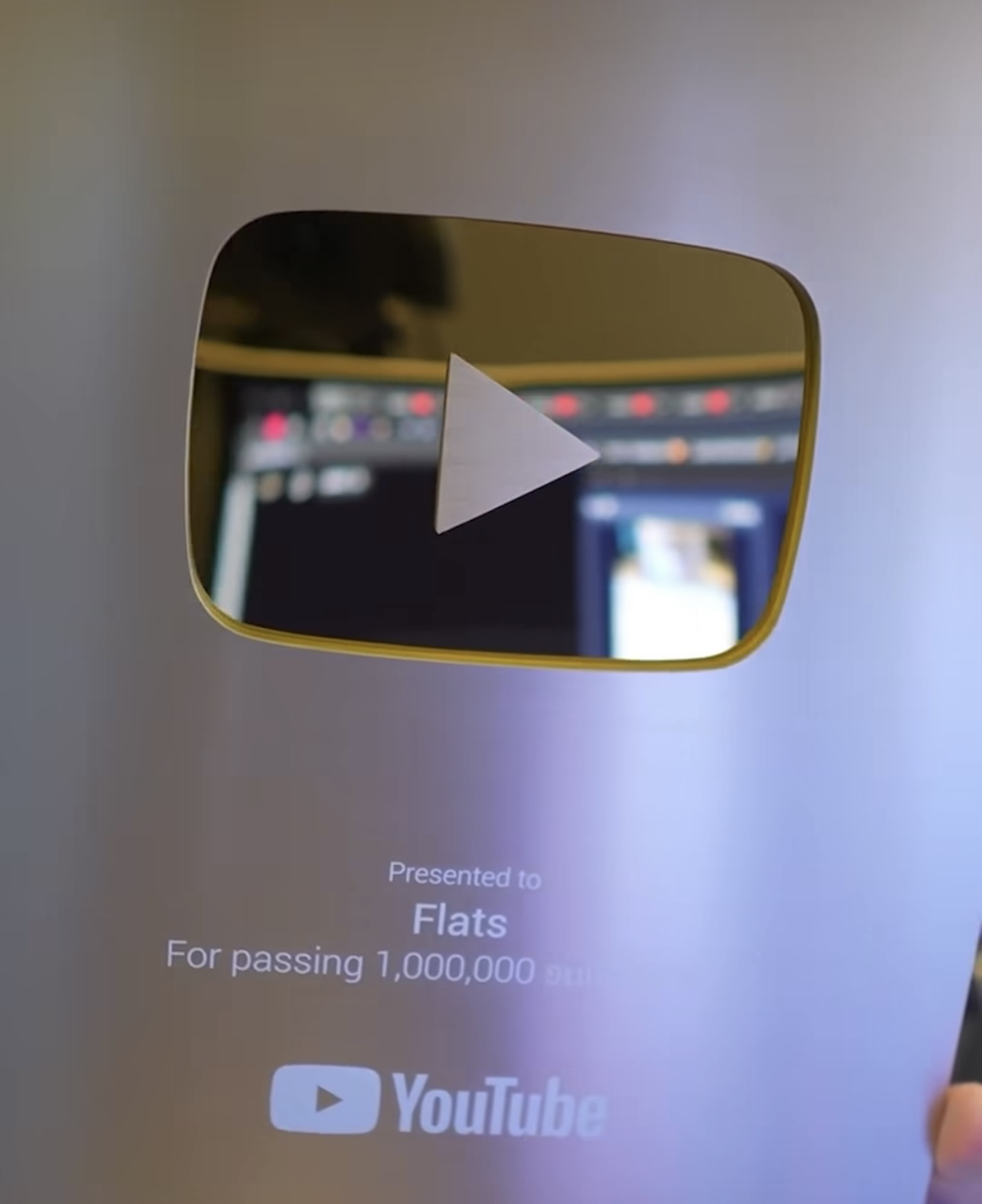Placa de YouTube presentada a Flats por superar el millón de suscriptores