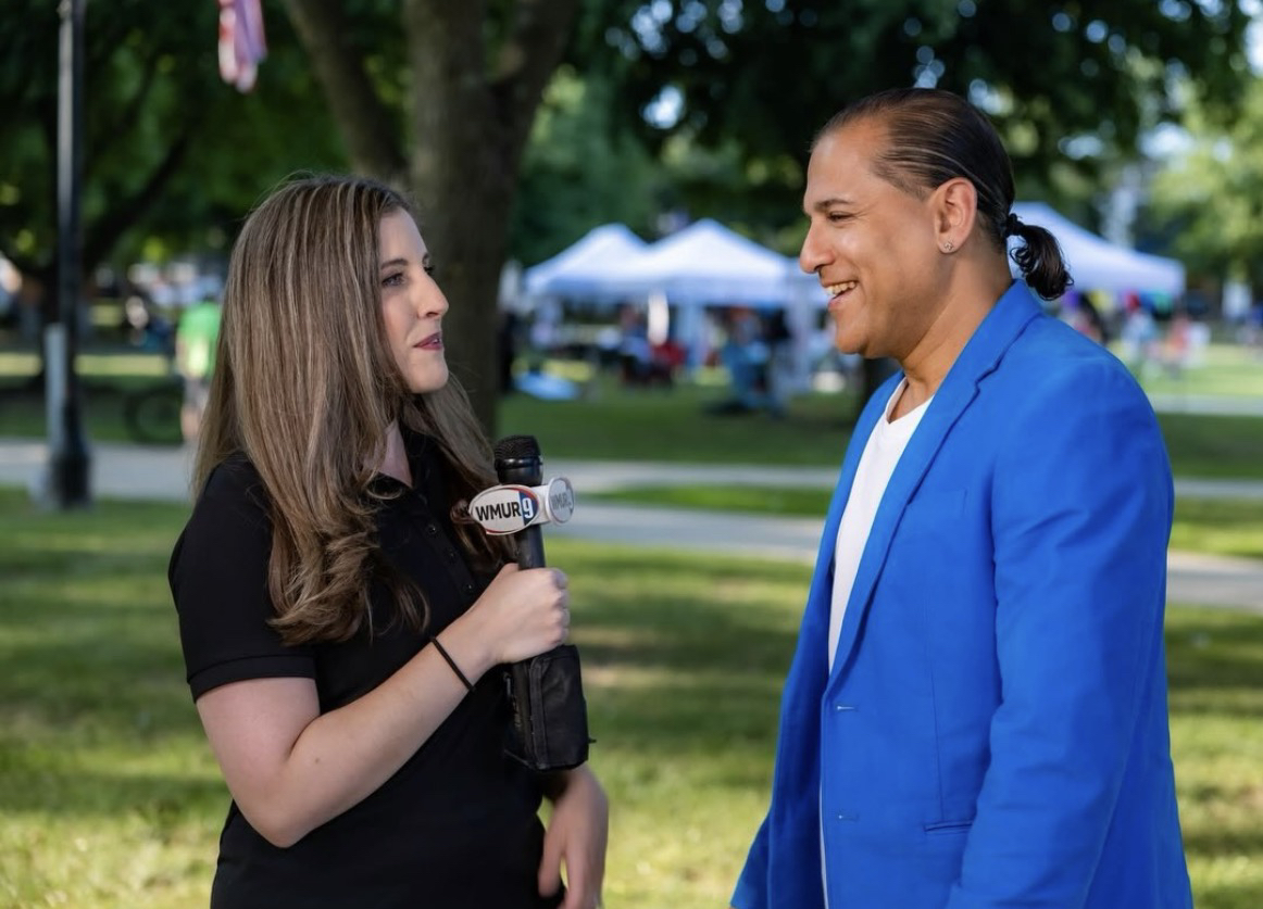 Domenic Marte entrevistado al aire libre por una reportera con micrófono de WMUR