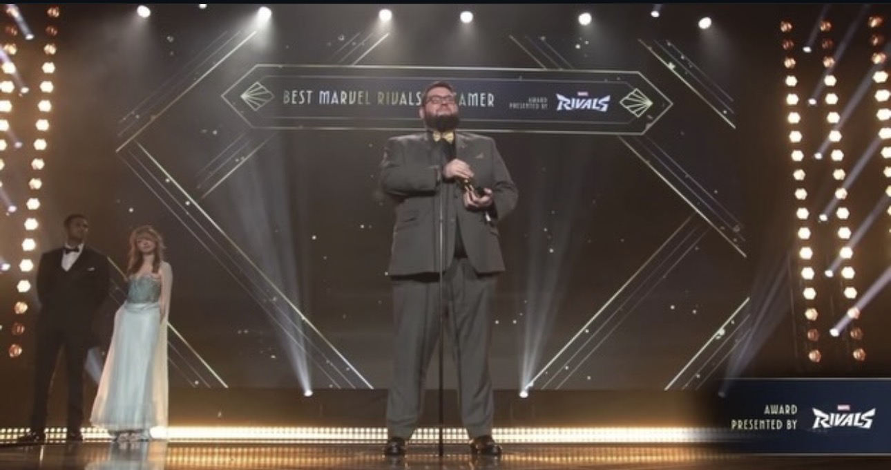 Flats en el escenario, recibiendo el premio a Mejor Streamer de Marvel Rivals