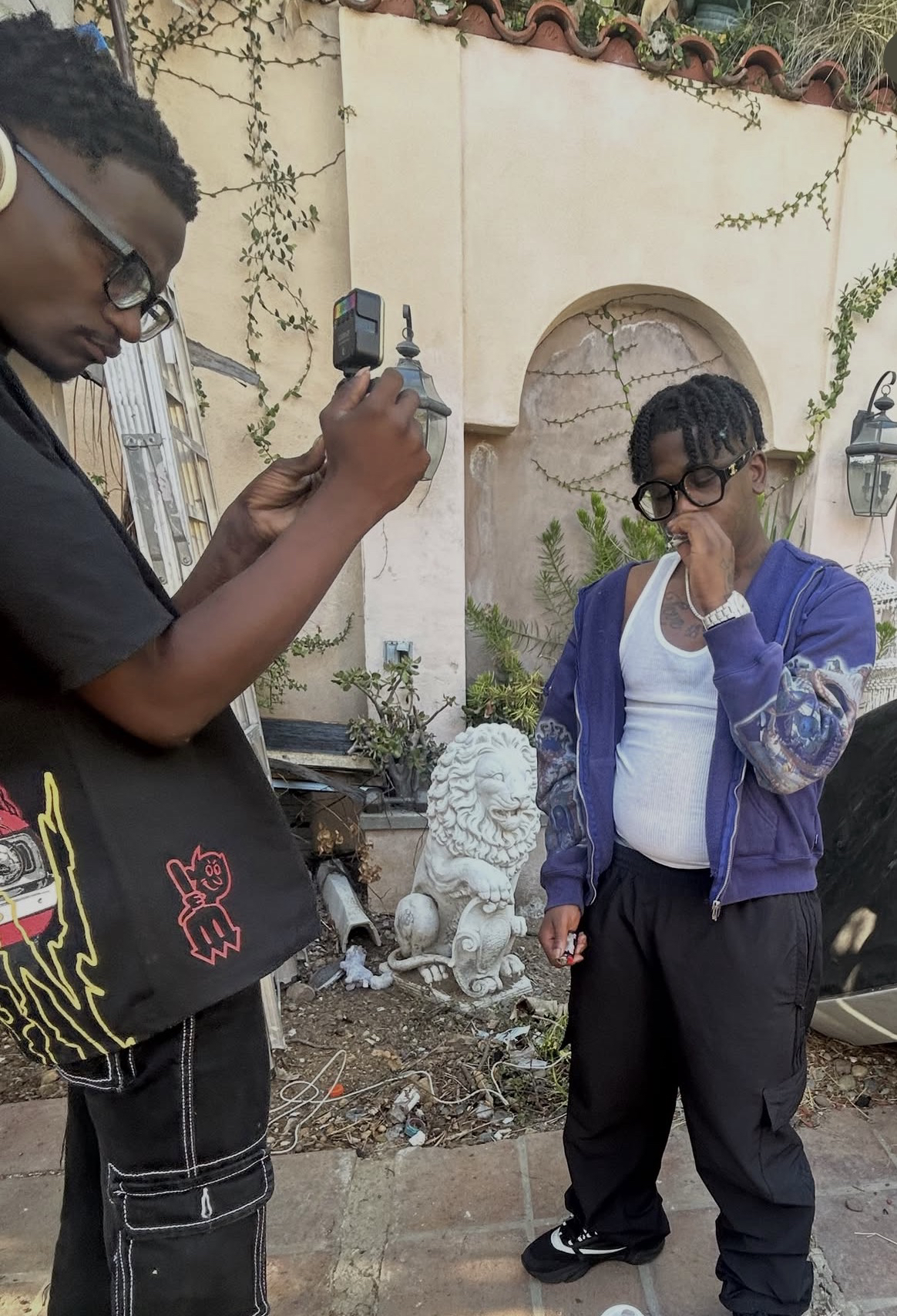 Trae Da Kidd durante la grabación de un video musical, junto a un camarógrafo