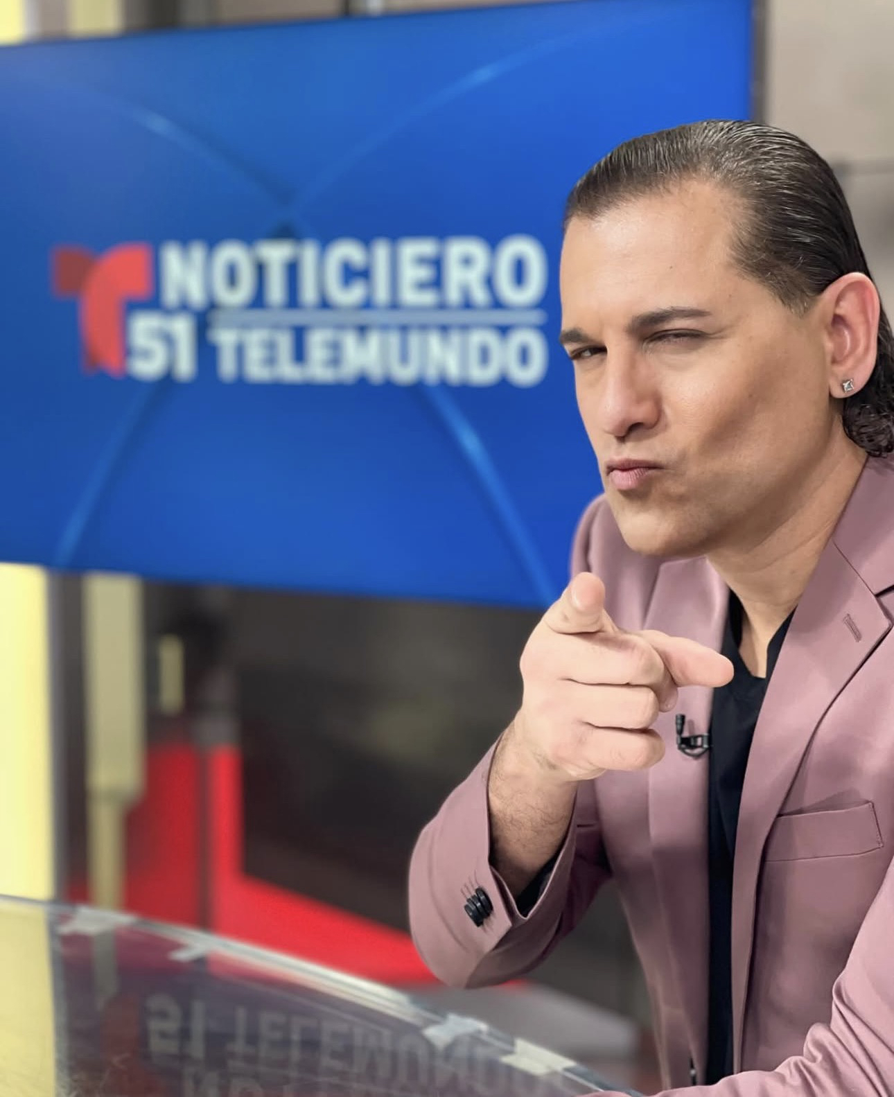 Domenic Marte frente a un decorado de Noticiero 51 Telemundo