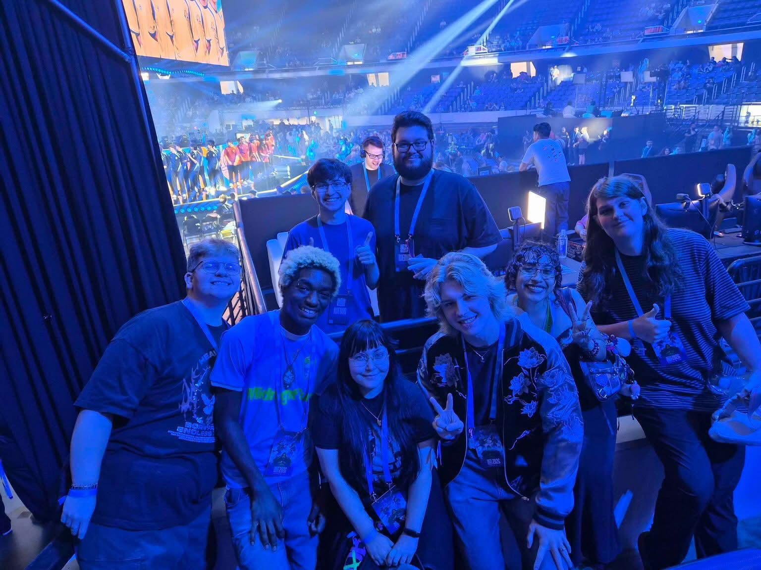 Flats con un grupo de streamers bajo luces azules en una arena