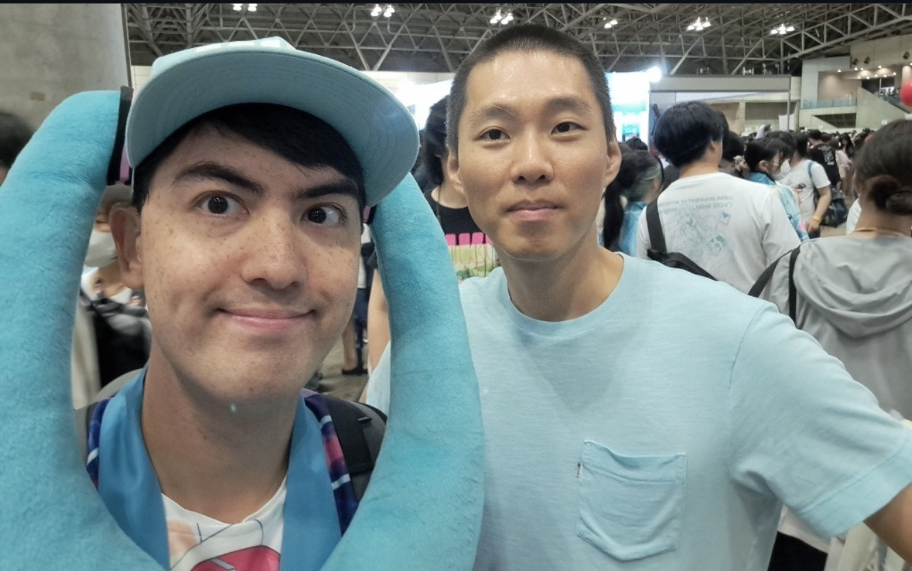 CaptainBryan junto a un amigo en una convención