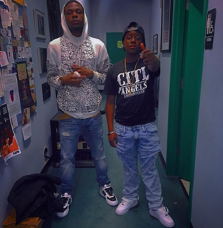 Trae Da Kidd junto a otra persona en un pasillo, tras un show