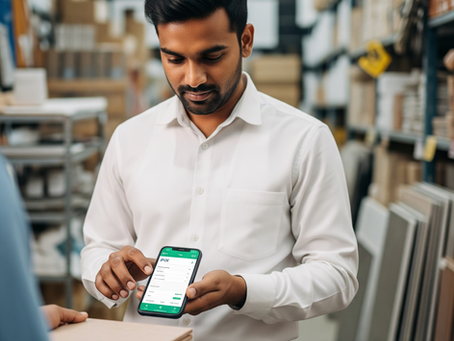 Comerciante usando smartphone para pagamento Pix em loja de material de construção