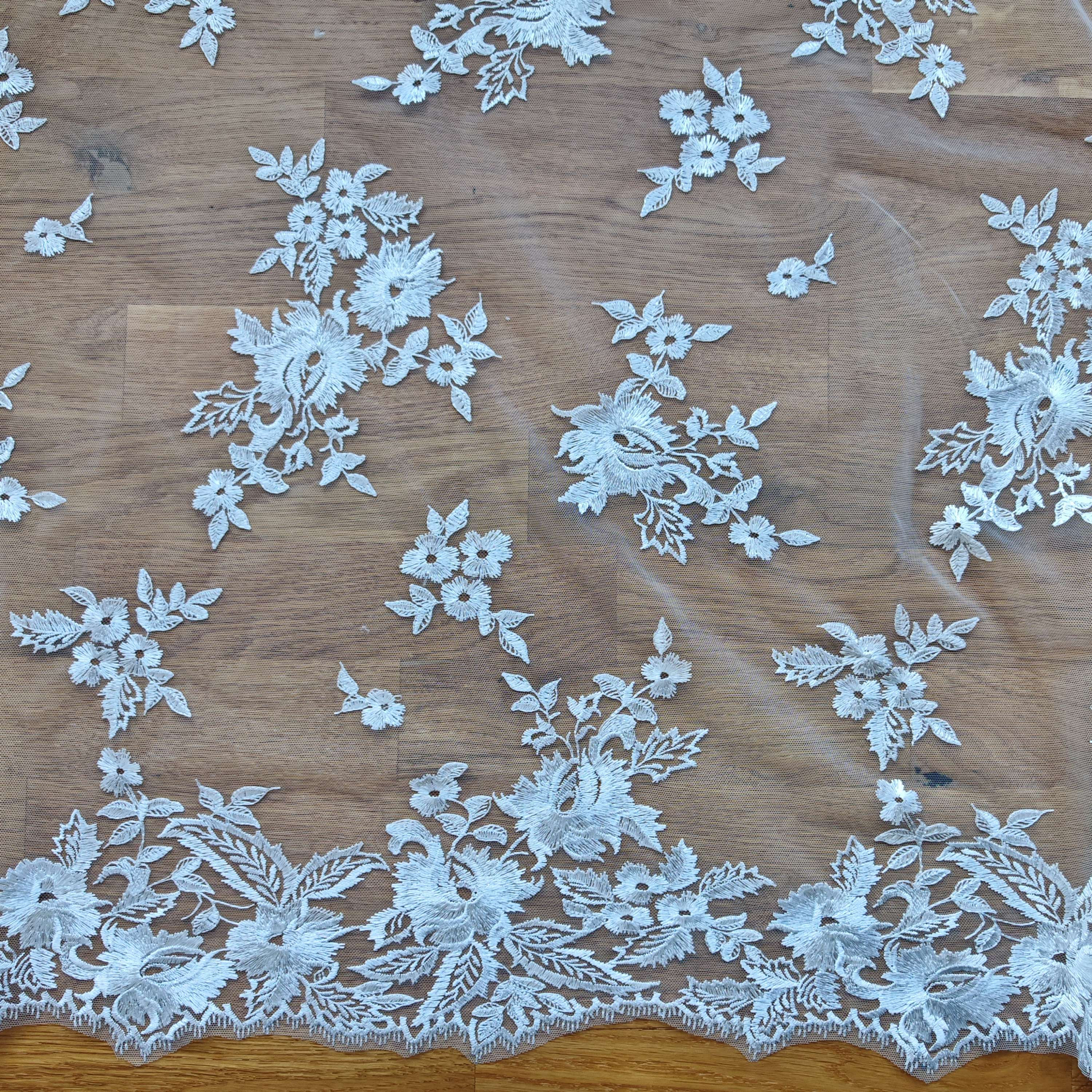 gestickte Spitze - hellcreme