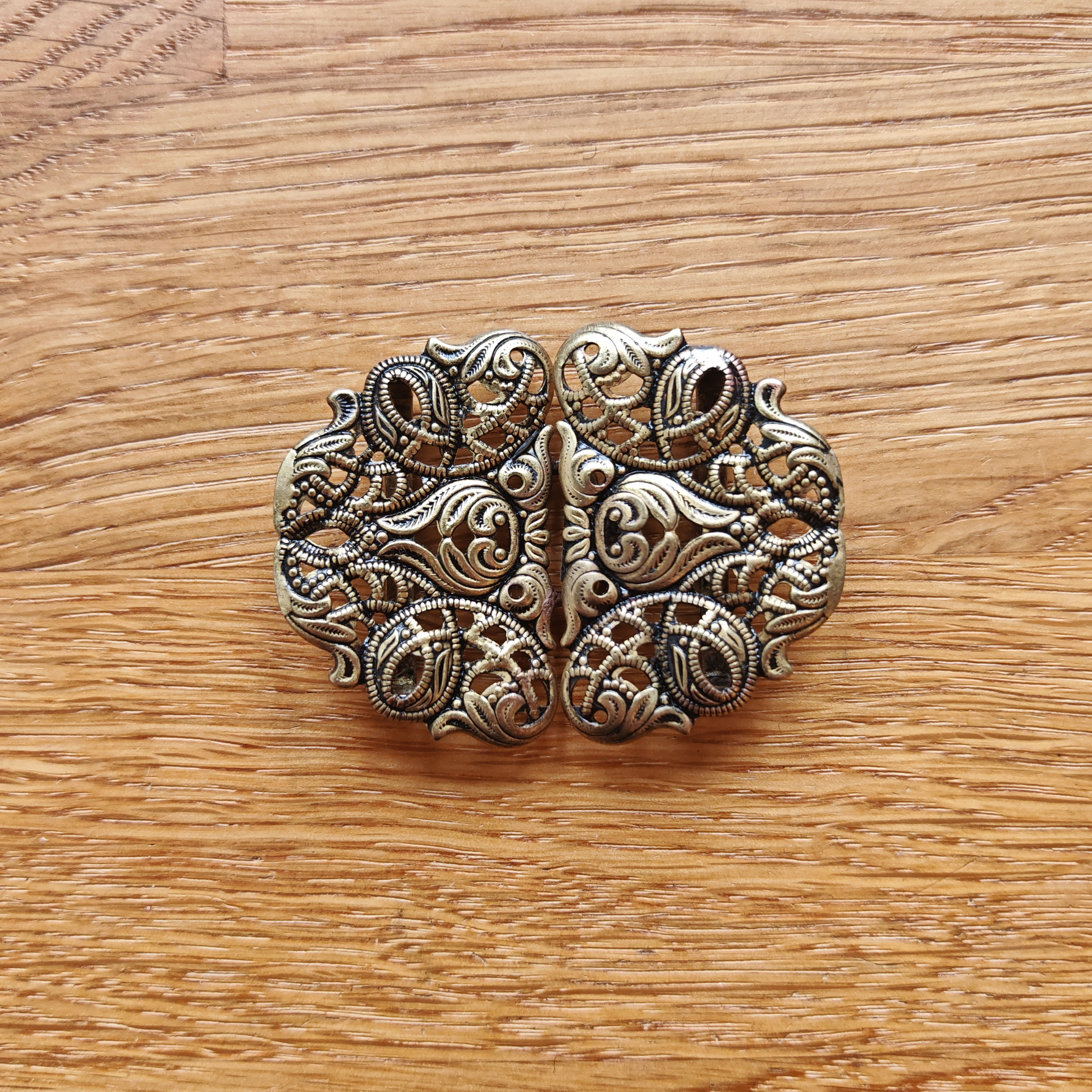 Schürzenschließe altgold