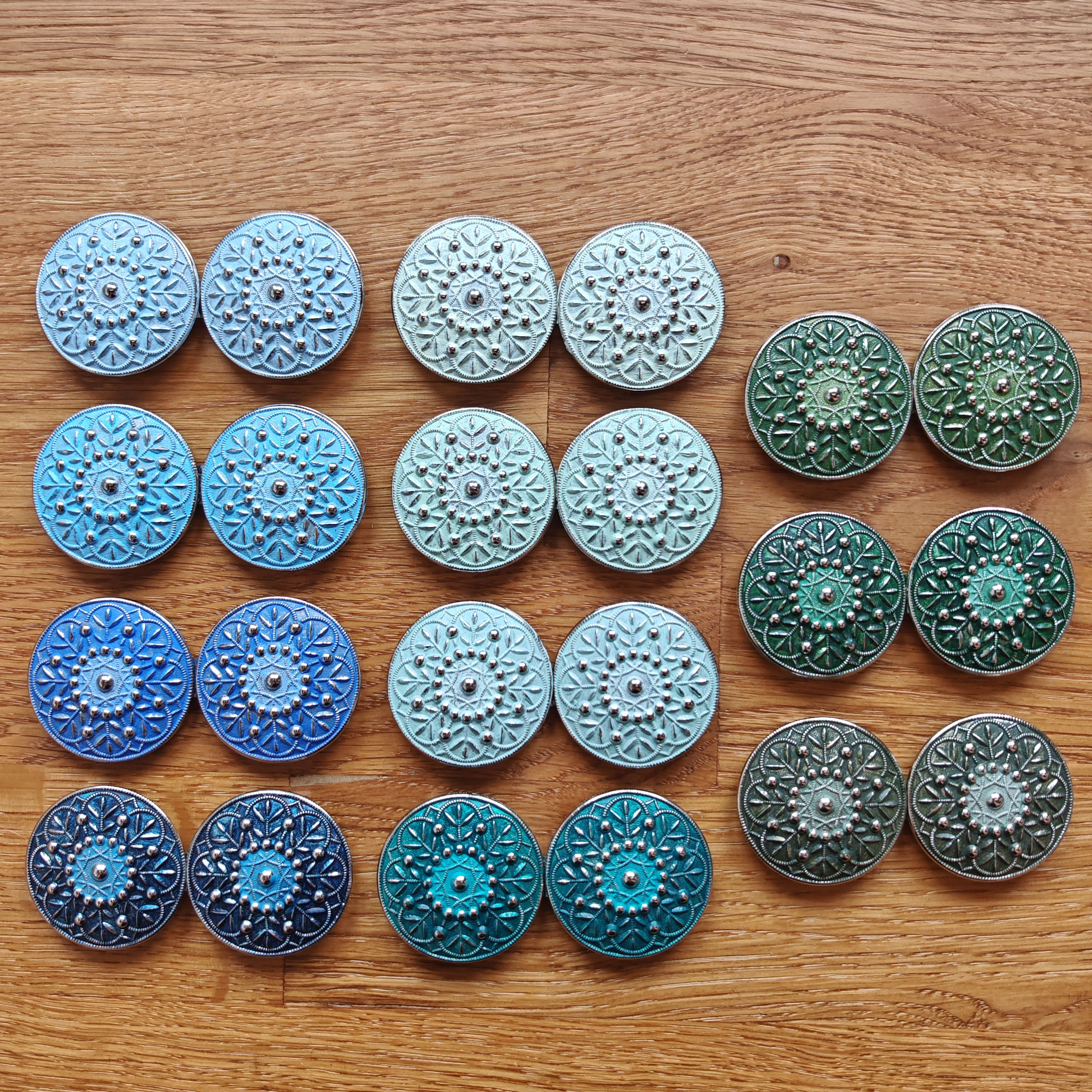 handbemalene Schürzenschließe - grün/blau