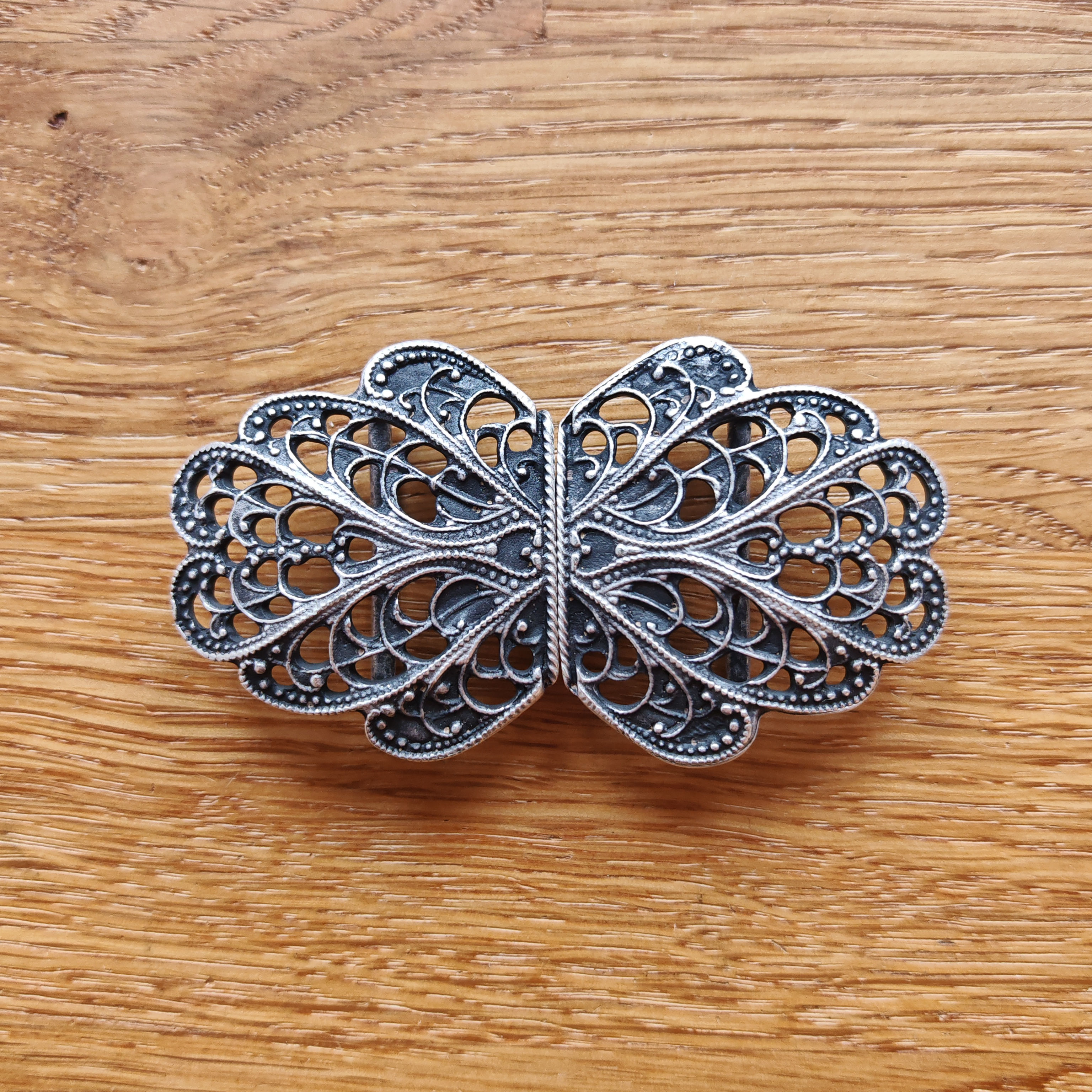 Schürzenschließe altsilber