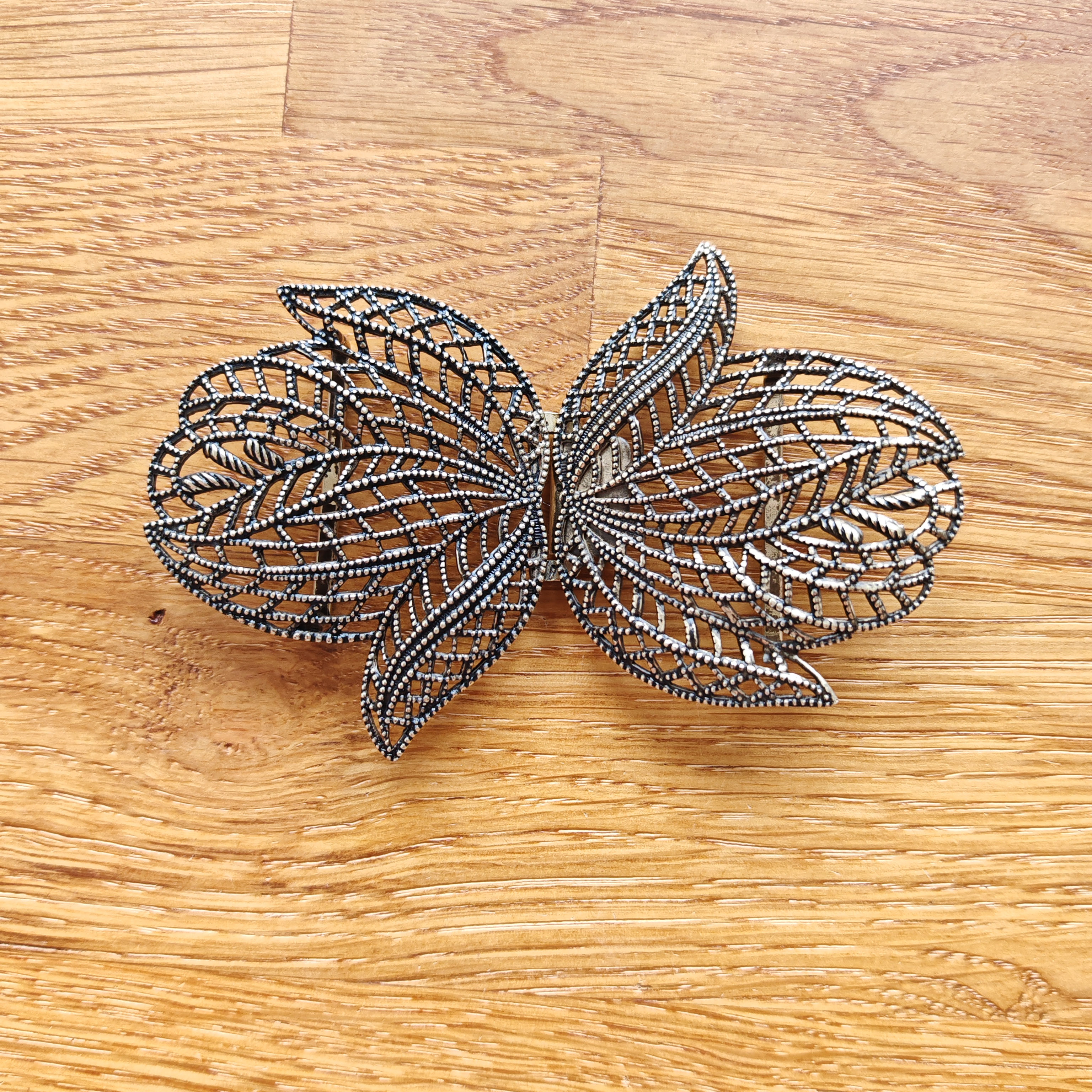 Schürzenschließe altgold