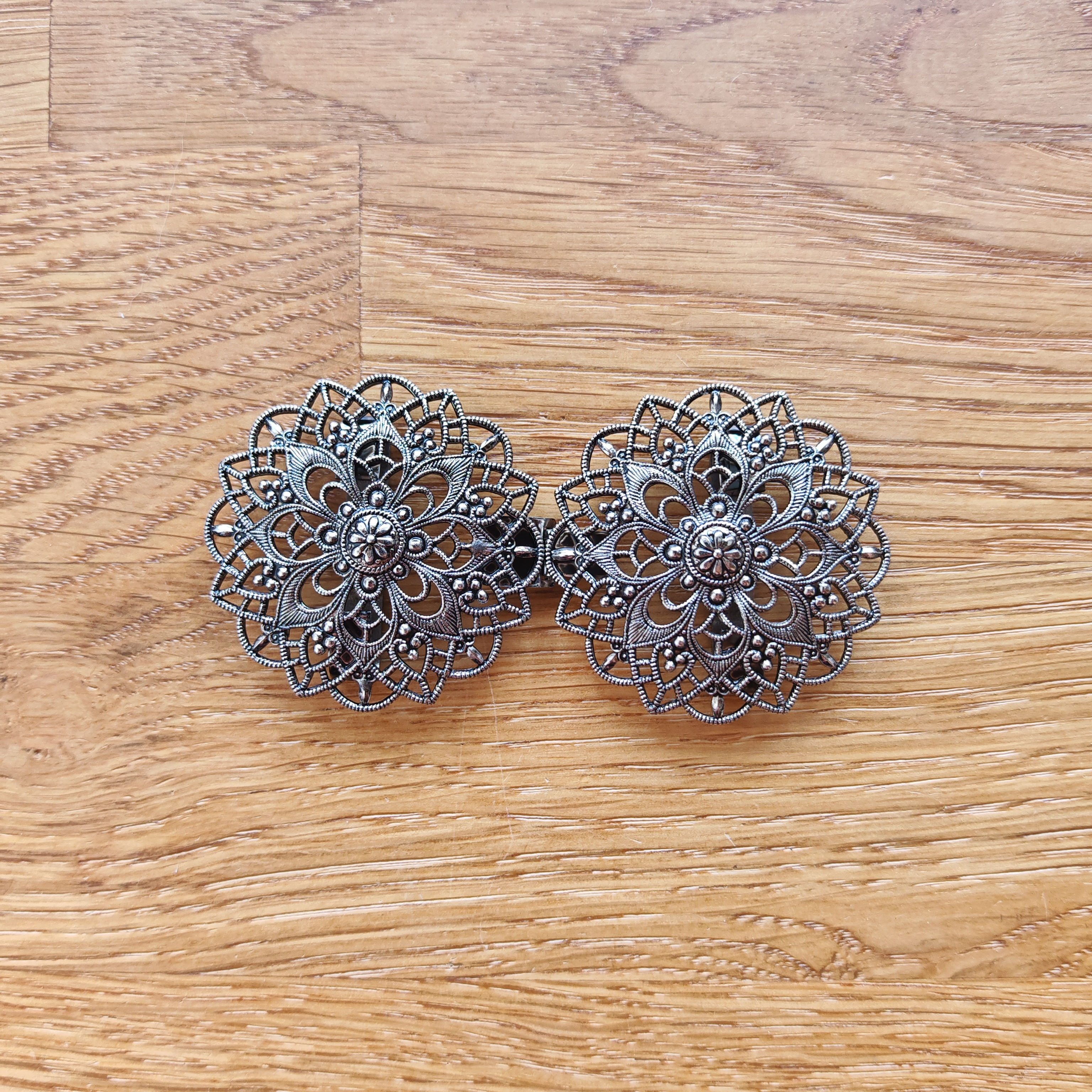 Schürzenschließe altsilber