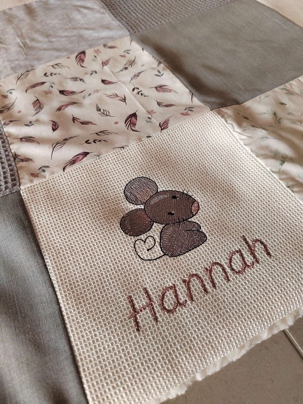 Miniaturbild: 0192 - Namensstickerei + Motiv für Krabbeldecken