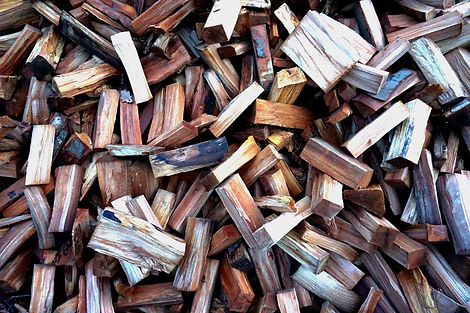 Ein großer Haufen frisch geschnittenen Feuerholzes liegt im Freien, umgeben von natürlicher Vegetation. Das Holz ist sorgfältig gestapelt und eignet sich ideal für den Einsatz im Kamin oder Ofen. Diese hochwertige Mischung aus Laub- und Nadelholz bietet eine effiziente Wärmequelle und ist perfekt für herbstliche Abende. Entdecken Sie unser Angebot an Feuerholz für eine gemütliche Atmosphäre in Ihrem Zuhause.