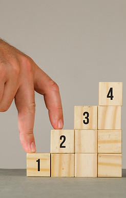 Hand die Stufen 1 bis 4 erklimmt
