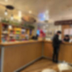 接待櫃檯旁有販售水、補給品、紀念品