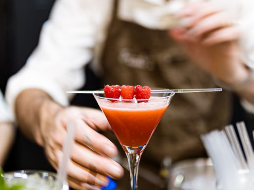 Cómo incluir bebidas clásicas con un giro moderno en tu barra libre