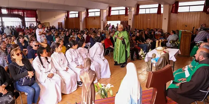 Comunidad San Antonio de Padua celebra eucaristía tras incendio que destruyó su templo