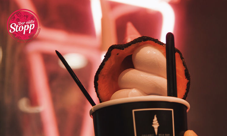 Becher mit Frozen Joghurt