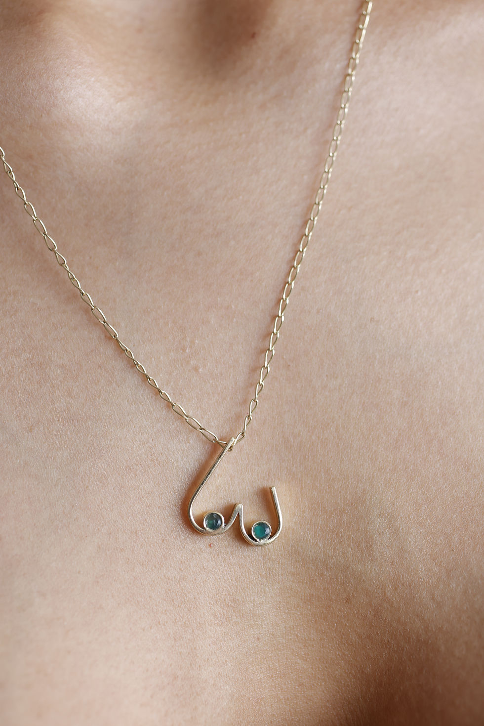 Miniatura: Dije Afrodita oro 14k con esmeraldas