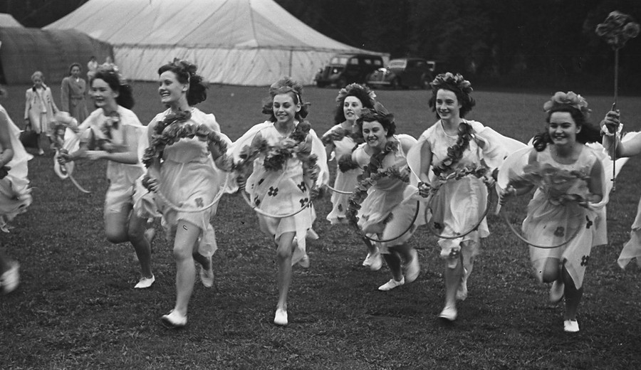 Cyfranogwyr ifanc yn Eisteddfod Genedlaethol Cymru ym Mhen-y-bont ar Ogwr, 1948.