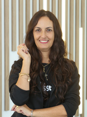 Graduada em Comércio Exterior e especialista em Relações Comerciais e Internacionais (UNISINOS), mestre em Marketing (PUCRS) e doutora em Agronegócios (UFRGS). Com 20 anos de experiência empresarial em comércio exterior e 15 anos de experiência docente, atua como mentora e pesquisadora nas áreas de marketing, internacionalização e inovação. Gestora de Inovação e Tecnologia da Rede RS Startup no nodo de internacionalização, investimentos e funding.