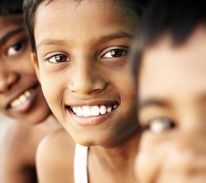 Niños adolescentes sonrientes