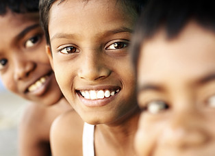Niños adolescentes sonrientes