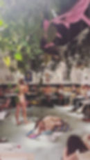 Singer/songwriter Clara Pople performing naked at a Hacknakey life drawing class in August 2022