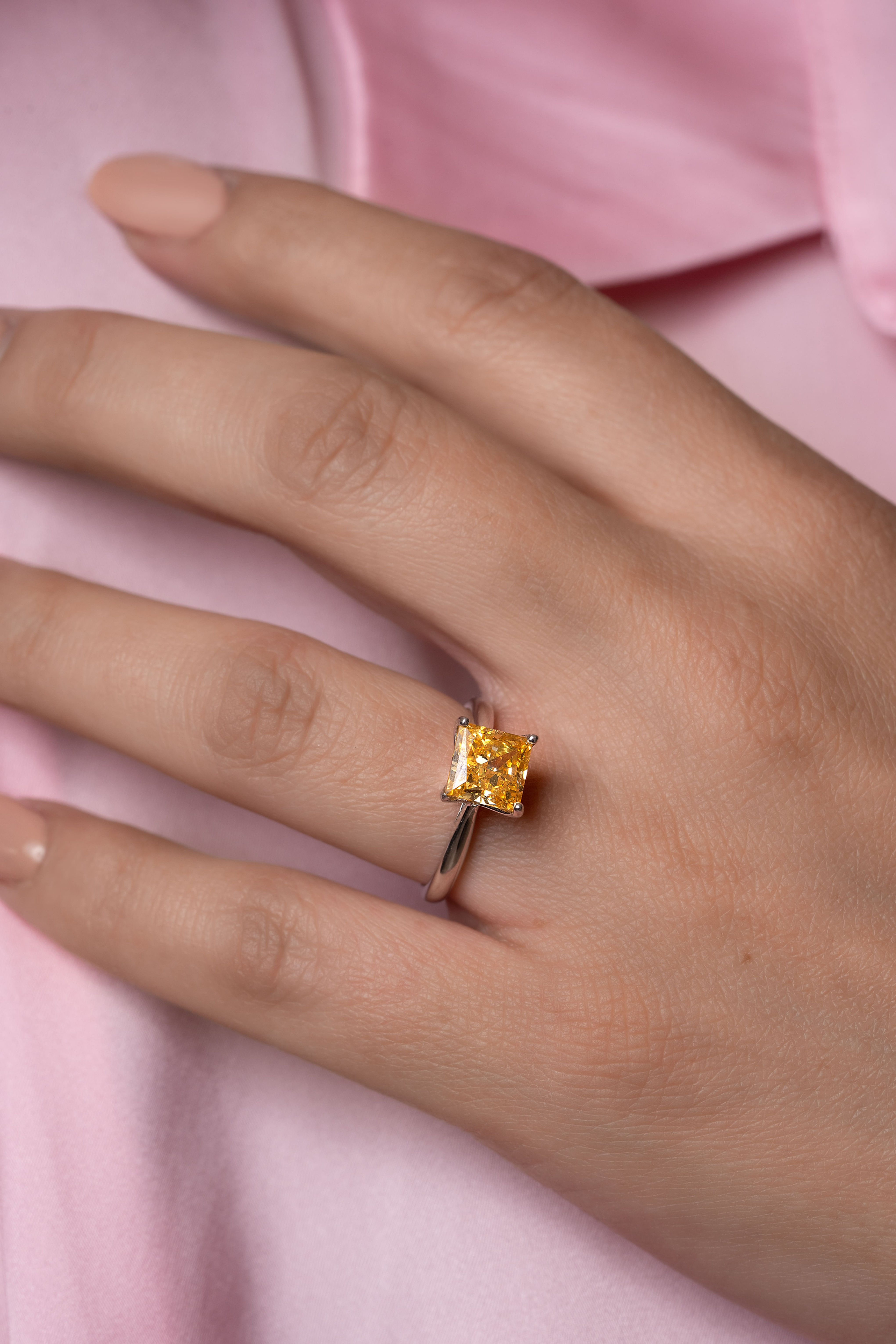 Anillo Cervantes con diamante amarillo