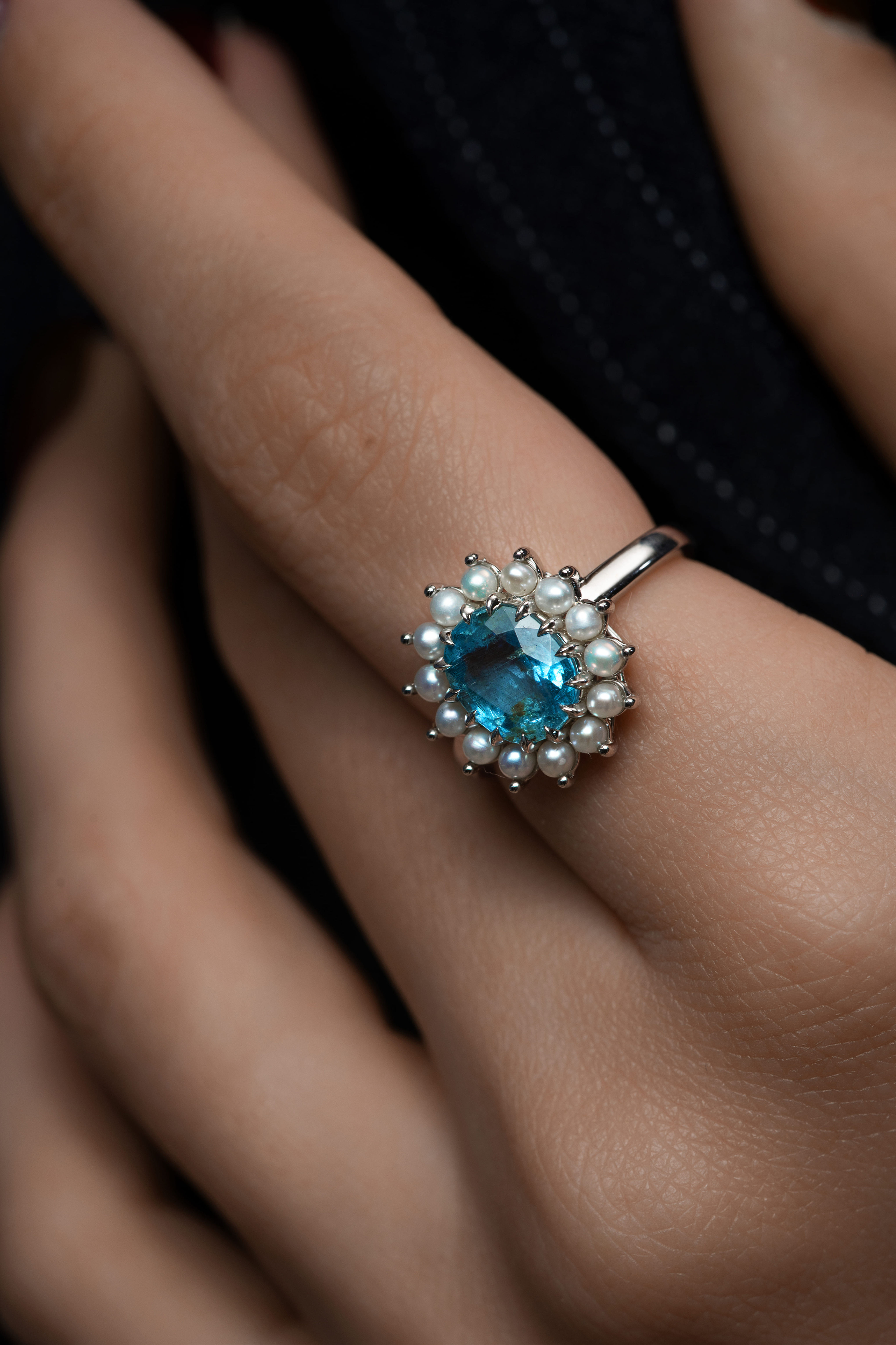 Anillo de Oro Blanco 14K con Perlas y Topacio Azul