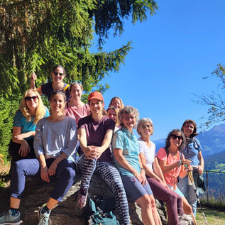 Gruppenbild beim Yoga Retreat Deine Auszeit in den Bergen mit Sabrina Lindauer auf dem Flanz bei Waltensburg, Hotel Ucliva