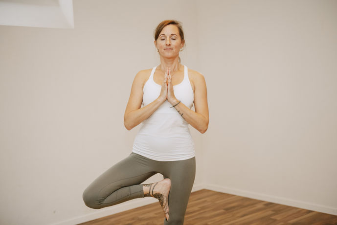 Nadine Brotschi im Baum, Zykluswissen am Yoga Festival Brigels