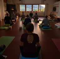 Meditation während des Yoga-Retreats – Achtsamkeit und Entspannung in den Bergen.