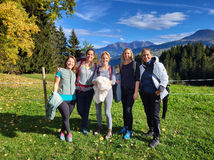 Achtsames Wandern durch die malerische Natur in Brigels, Teil des Yoga-Retreats mit Sabrina