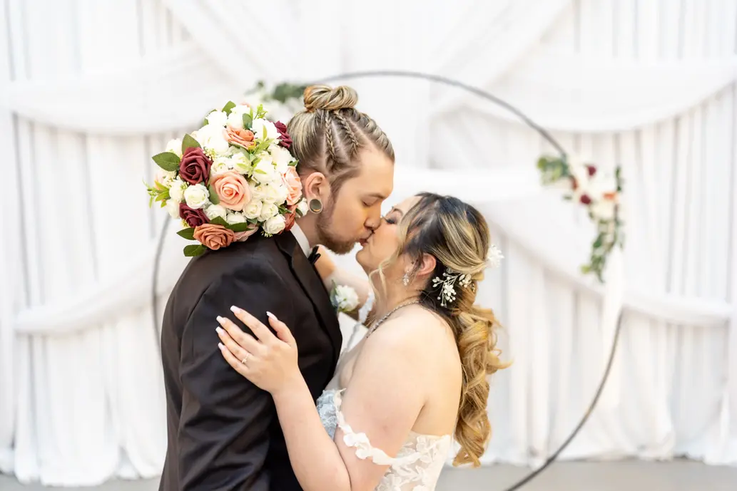 amazing kiss from this couple on their wedding day