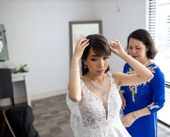 last minute details of the bride