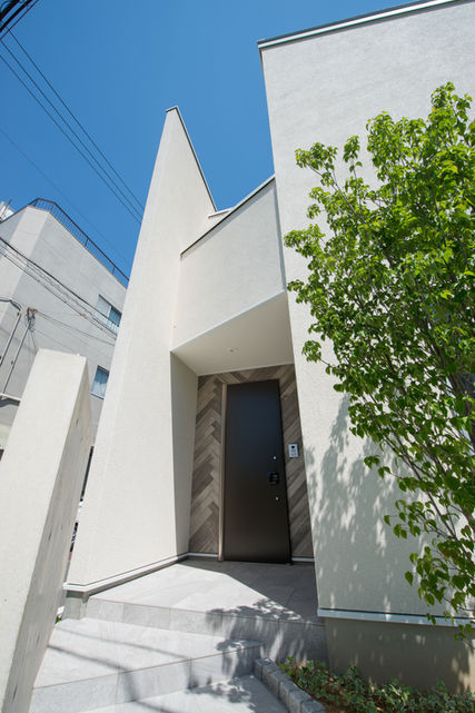 白い住宅の玄関