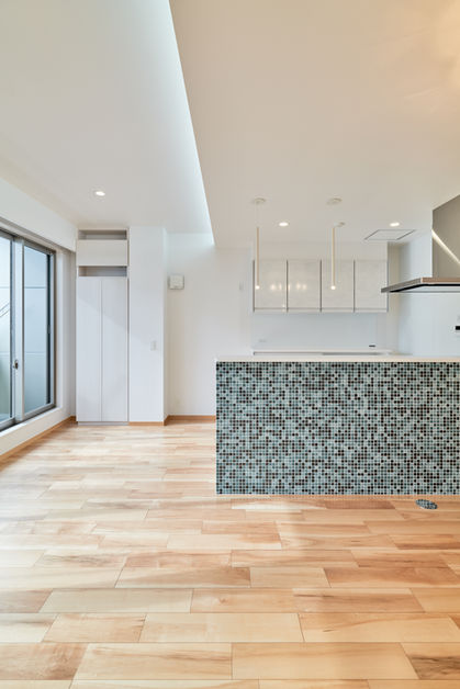 グリーンのモザイクタイルのあるLDKとキッチンカウンター