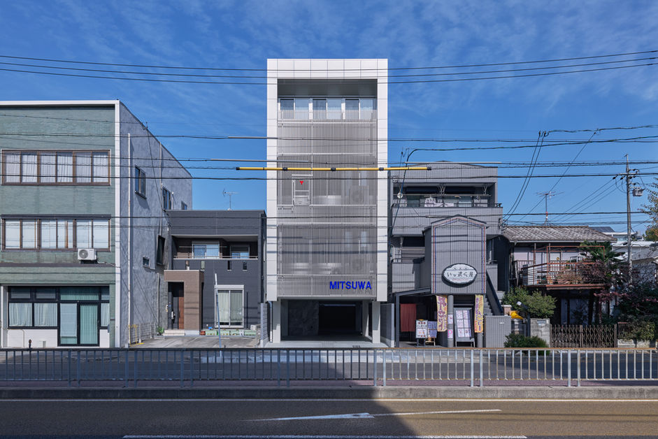 アルミルーバーのオフィスビル