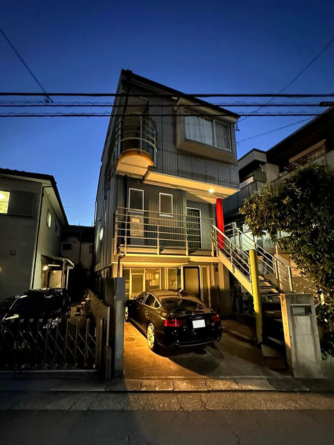 おしゃれな店舗併設の鉄骨住宅。建築家のデザイン住宅。モダンなコルビュジェのようなデザインと鉄骨階段。