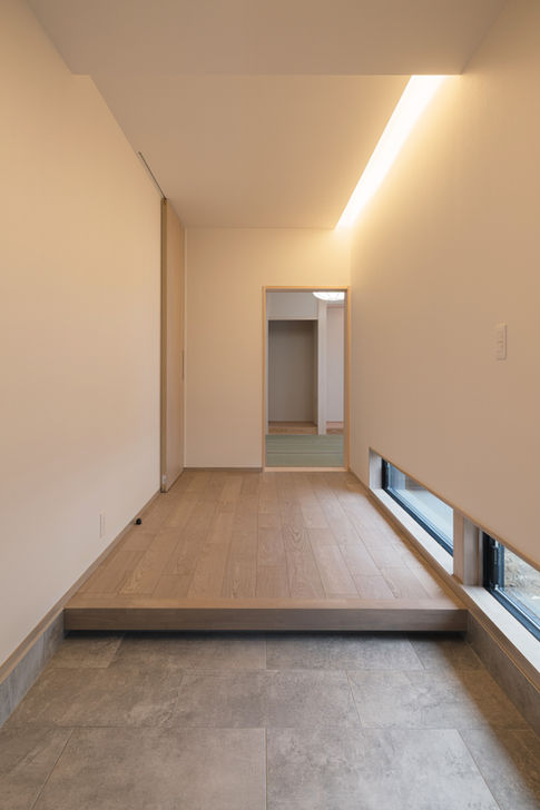 木造の二世帯住宅。シックなエントランス。間接照明。建築家が建てる家。モダンなインテリア。japanese interior modern