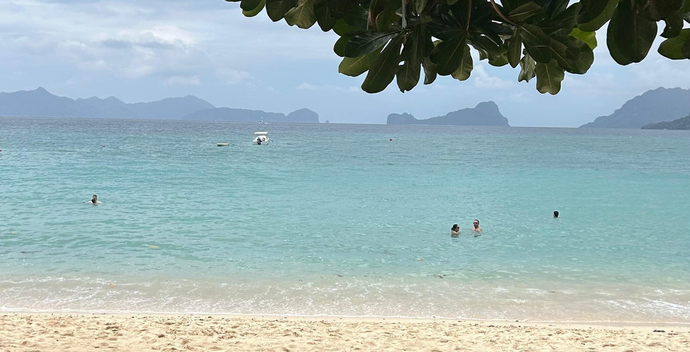 Weißer Sandstrand mit türkisblauem Wasser