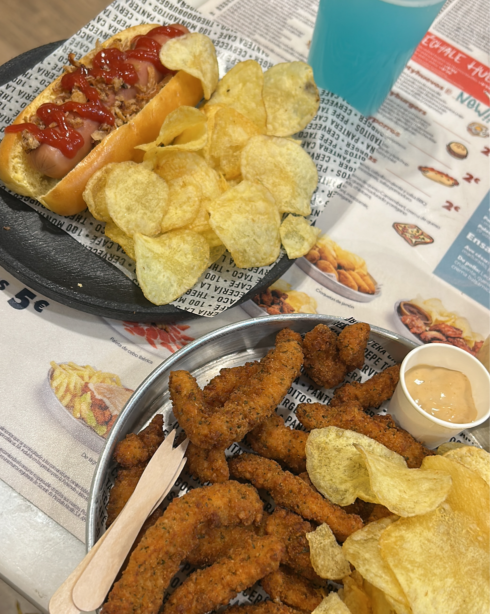 leckere Chips mit Hühnersticks und ein Hot-Dog